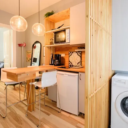 City-Center Urban Flat With Private Balcony