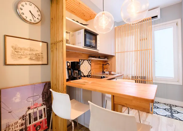 City-center Urban Flat With Private Balcony