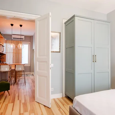 Stylish Flat With Balcony Near Avenue Istanbul