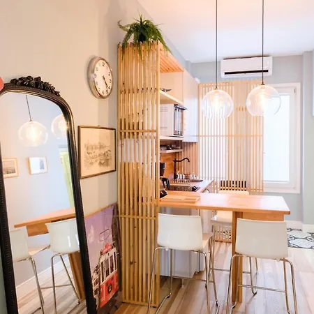 Stylish Flat With Balcony Near Avenue Apartment