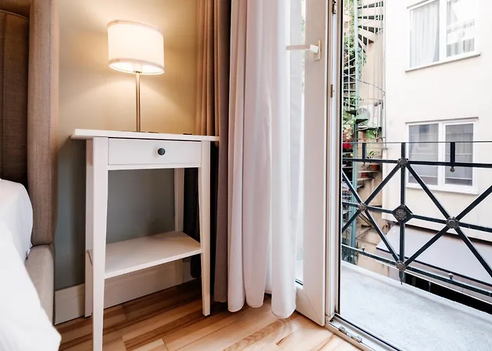 City-center Urban Flat With Private Balcony