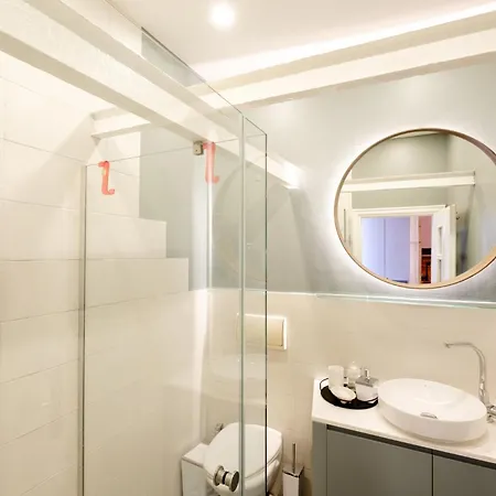Stylish Flat With Balcony Near Avenue *